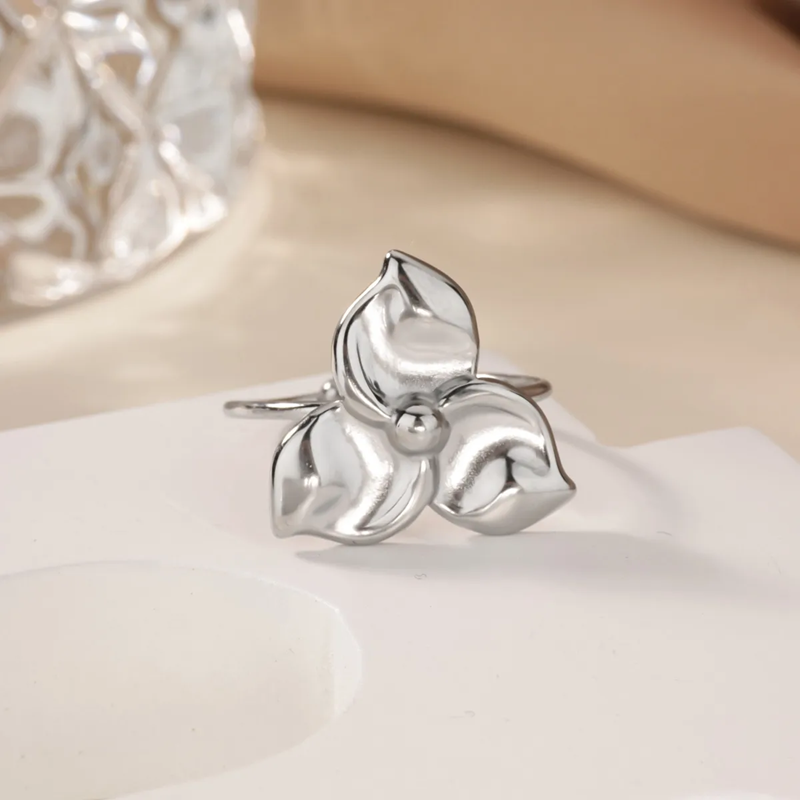 Silver ring with a unique design flower 3 petal